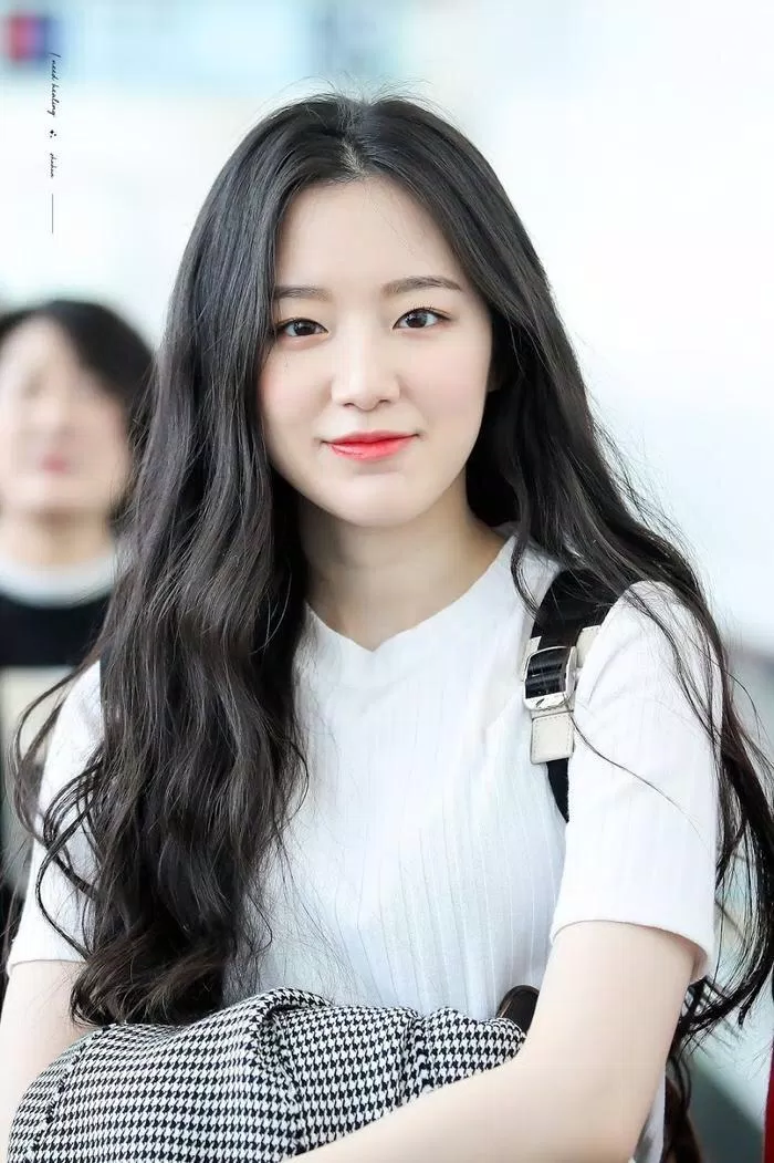 Trước đó Shuhua từng chia sẻ rằng mình không thích ăn mặc lộ da thịt hay nhuộm tóc và mọi người đều tôn trọng suy nghĩ của cô.