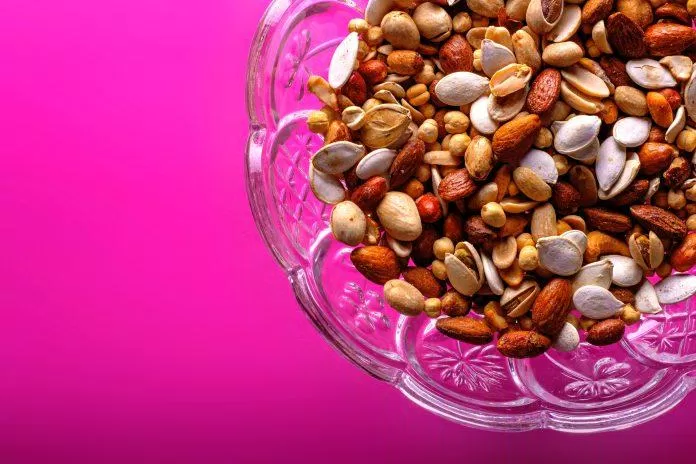 Các loại thực phẩm như bỏng ngô, bánh gạo, các loại hạt không muối, bánh yến mạch, trái cây khô hoặc tươi đều là những lựa chọn thay thế tuyệt vời. (Nguồn: Internet)