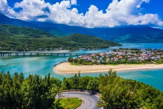Vịnh Lăng Cô với sắc xanh tuyệt đẹp và bình yên (Ảnh: Internet) Vịnh Lăng Cô với sắc xanh tuyệt đẹp và bình yên (Ảnh: Internet)