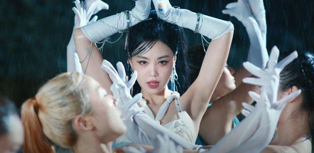 MV "AGASSY" gây nên hai luồng ý kiến khác nhau. (Ảnh : Internet)