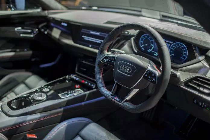 Vô lăng xe Audi RS e-tron GT 2023. (Nguồn: Internet)