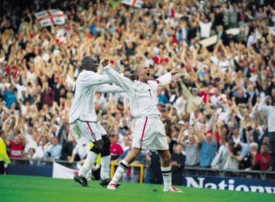 Hình ảnh ăn mừng bàn thắng của Beckham trong trận đấu với Hy Lạp trong khuôn khổ vòng loại World Cup (ảnh: Internet) Hình ảnh ăn mừng bàn thắng của Beckham trong trận đấu với Hy Lạp trong khuôn khổ vòng loại World Cup (ảnh: Internet)