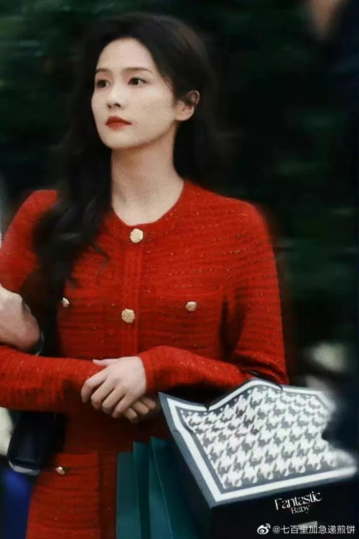 So với nữ diễn viên nguời Hàn, Bạch Lộc chưa thể hiện được vẻ ngoài của mình quá nhiều. (Ảnh: Internet)