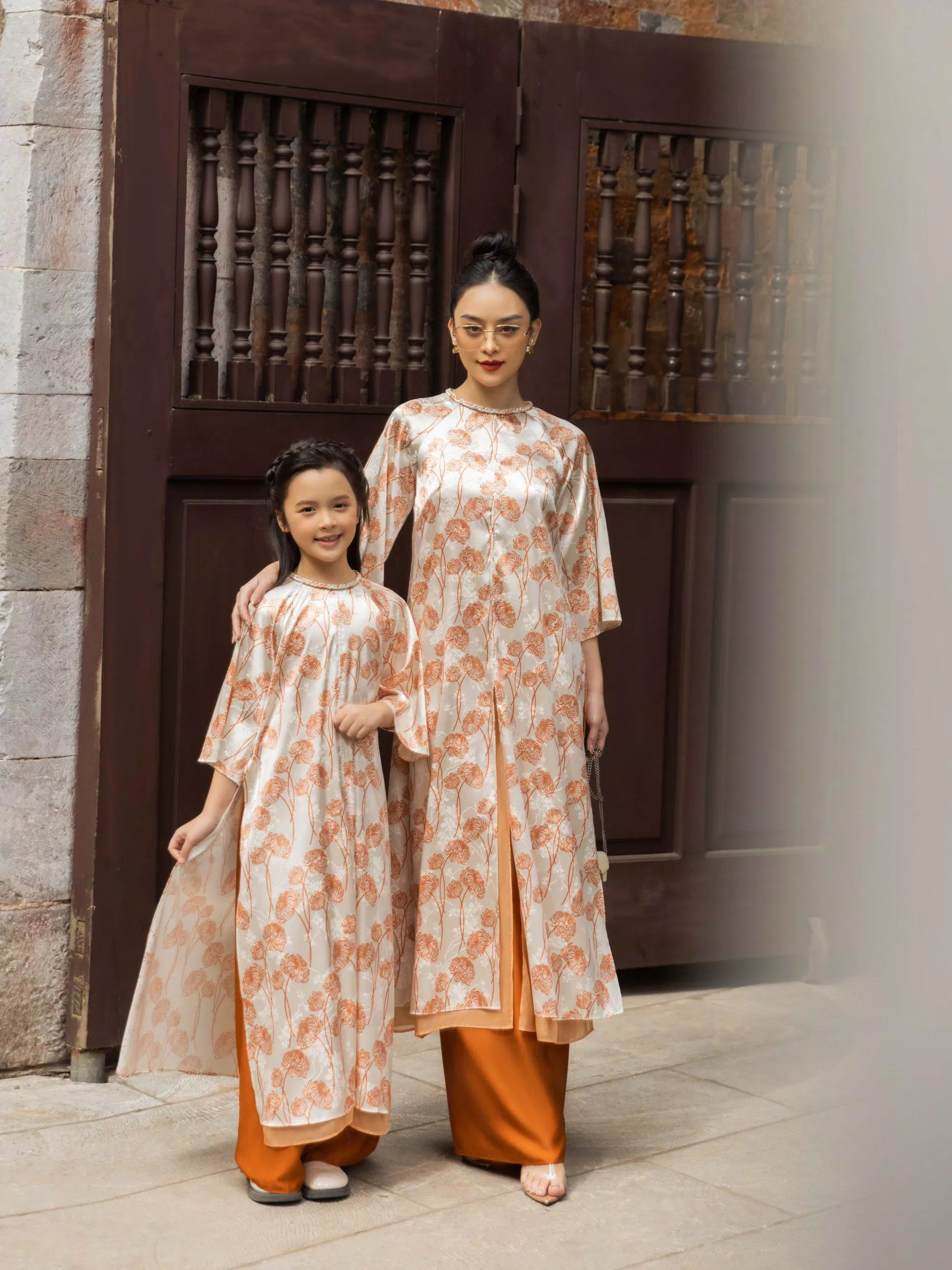 Nét duyên dáng của hai chị em bên tà áo dài ( Ảnh: DCHIC )