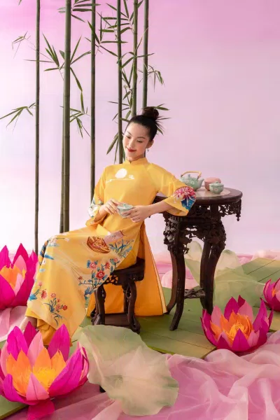 Cô gái xinh đẹp gấp đôi trong tà Áo Dài Niên Duyên ( Ảnh: Áo dài Hà Cúc )