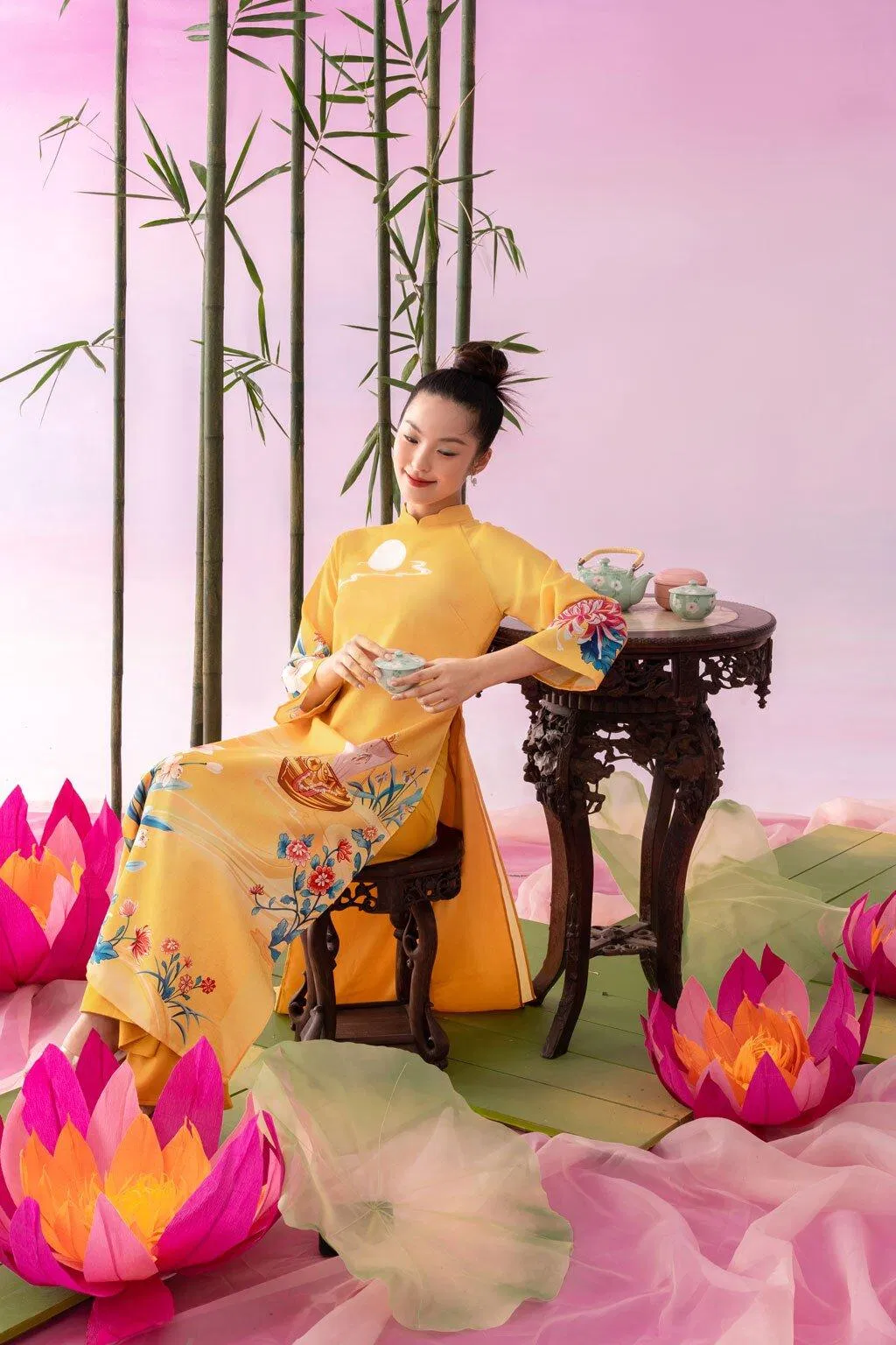 Cô gái xinh đẹp gấp đôi trong tà Áo Dài Niên Duyên ( Ảnh: Áo dài Hà Cúc )