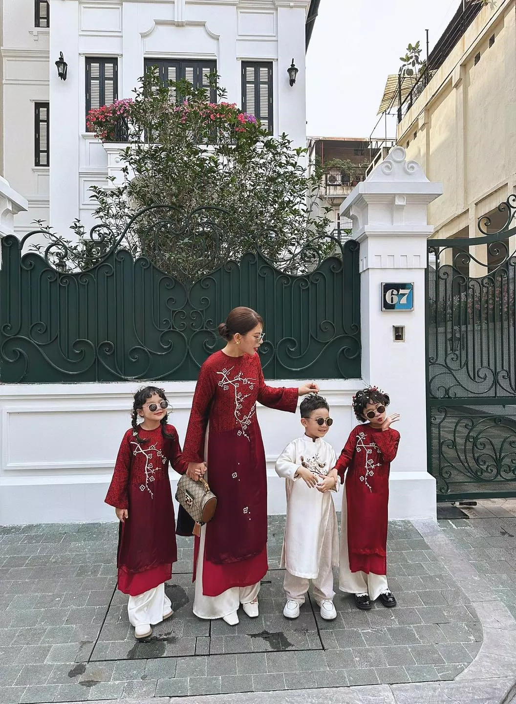 Hình ảnh nổi bật của gia đình nhỏ trong BST Áo Dài Gia Phú ( Ảnh: Kengin Design )