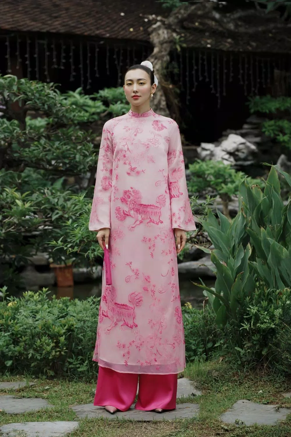 Vẻ đẹp của người con gái được nổi bật lên nhờ Áo dài Hồng Sư ( Ảnh: Xéo Xọ )