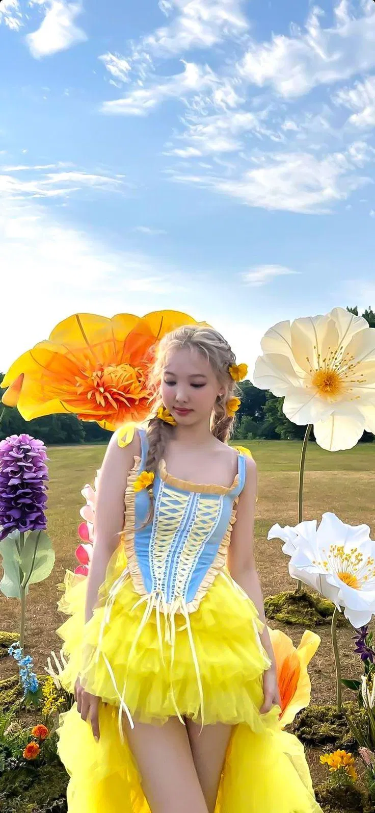 Nhắc đến TWICE người ta sẽ nghĩ ngay đến Nayeon với gương mặt đáng yêu, nụ cười thu hút cùng hai chiếc răng thỏ xinh xắn và đảm nhận vị trí center.