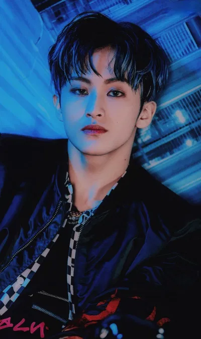 Chàng trai mĩ nam Mark của NCT cũng thuộc dạng idol cận khá nặng trong Kpop.