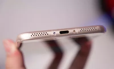Cạnh dưới của máy gồm hay dải loa và cổng USB-C (Ảnh: Internet)