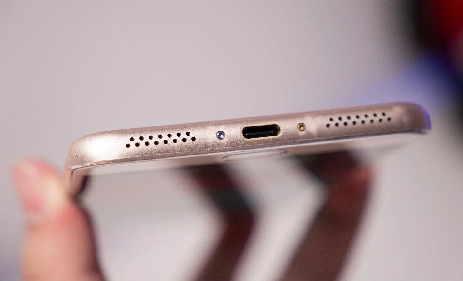 Cạnh dưới của máy gồm hay dải loa và cổng USB-C (Ảnh: Internet)