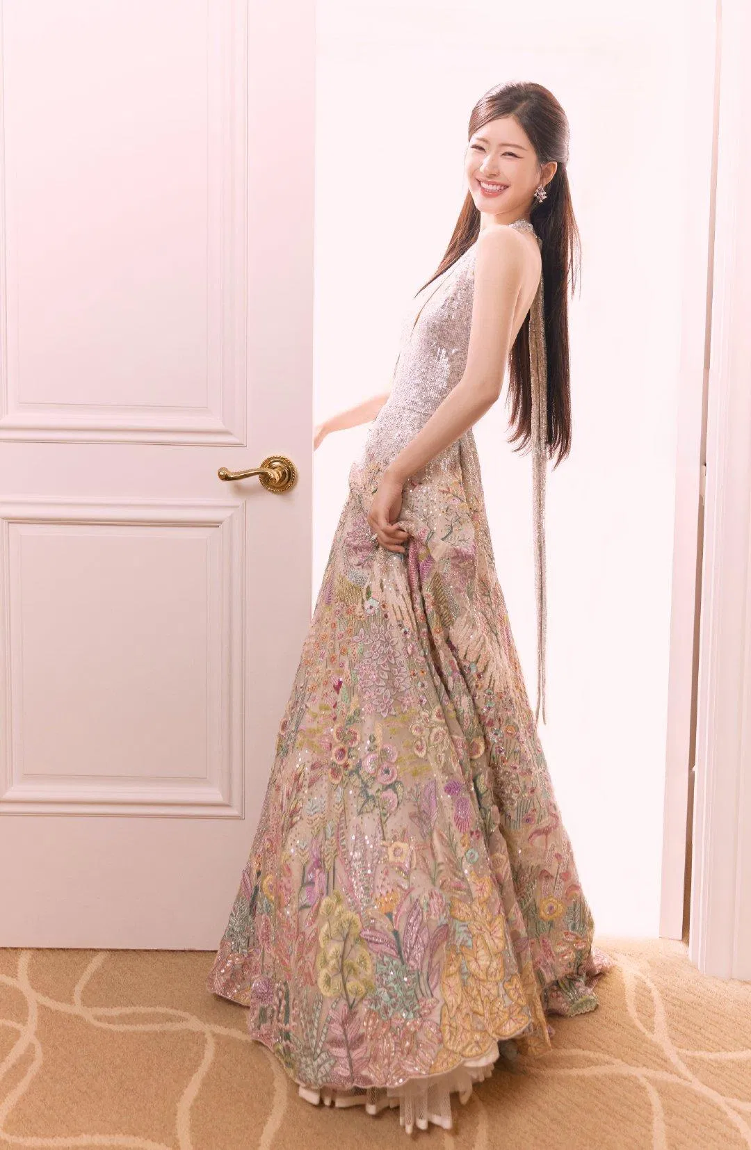 Do đặc tính công việc nên nữ diễn viên có khá nhiều mẫu đầm dạ hội đặc sắc và đa dạng kiểu dáng (Nguồn: internet)