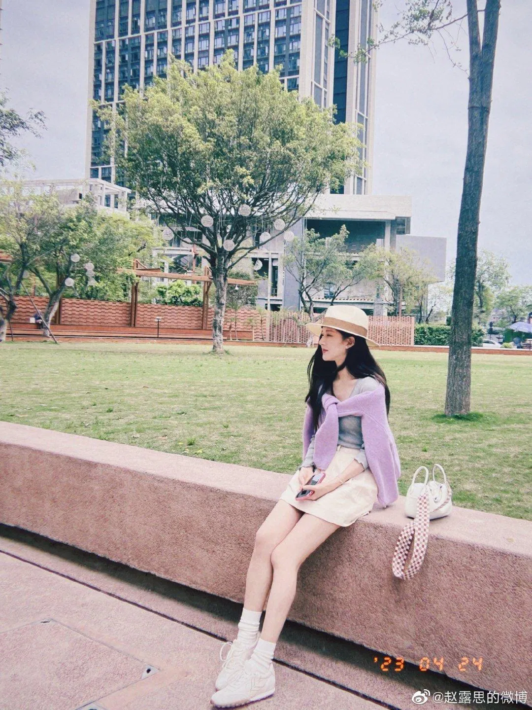 Nữ diễn viên khá ưa chọn những mẫu thirts kế dịu dàng, mang màu sắc trung tính (Nguồn: internet)