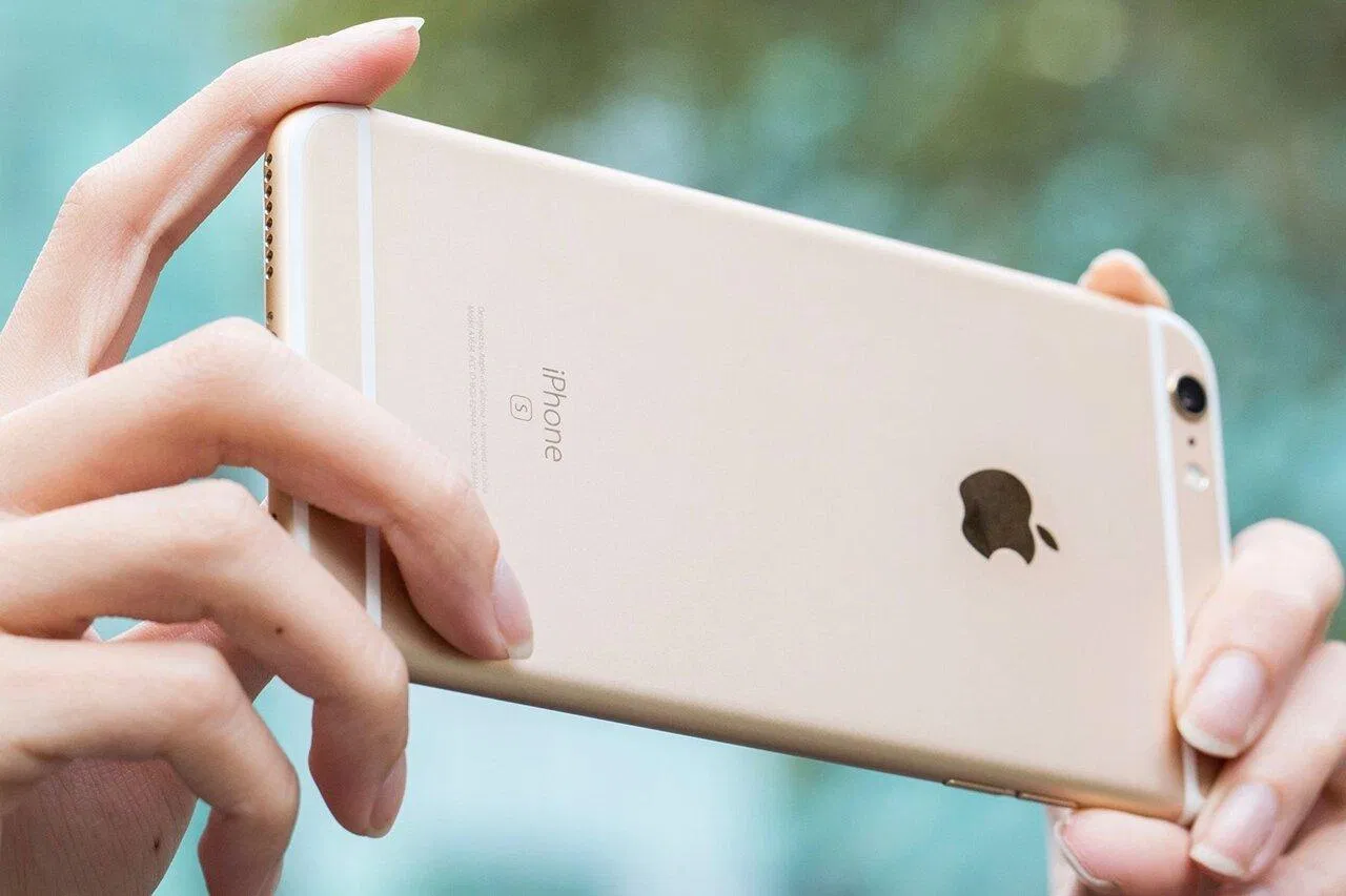 iPhone 6s có thiết kế kim loại giữa các mày có thiết kế mặt lưng kính (Ảnh: Internet)