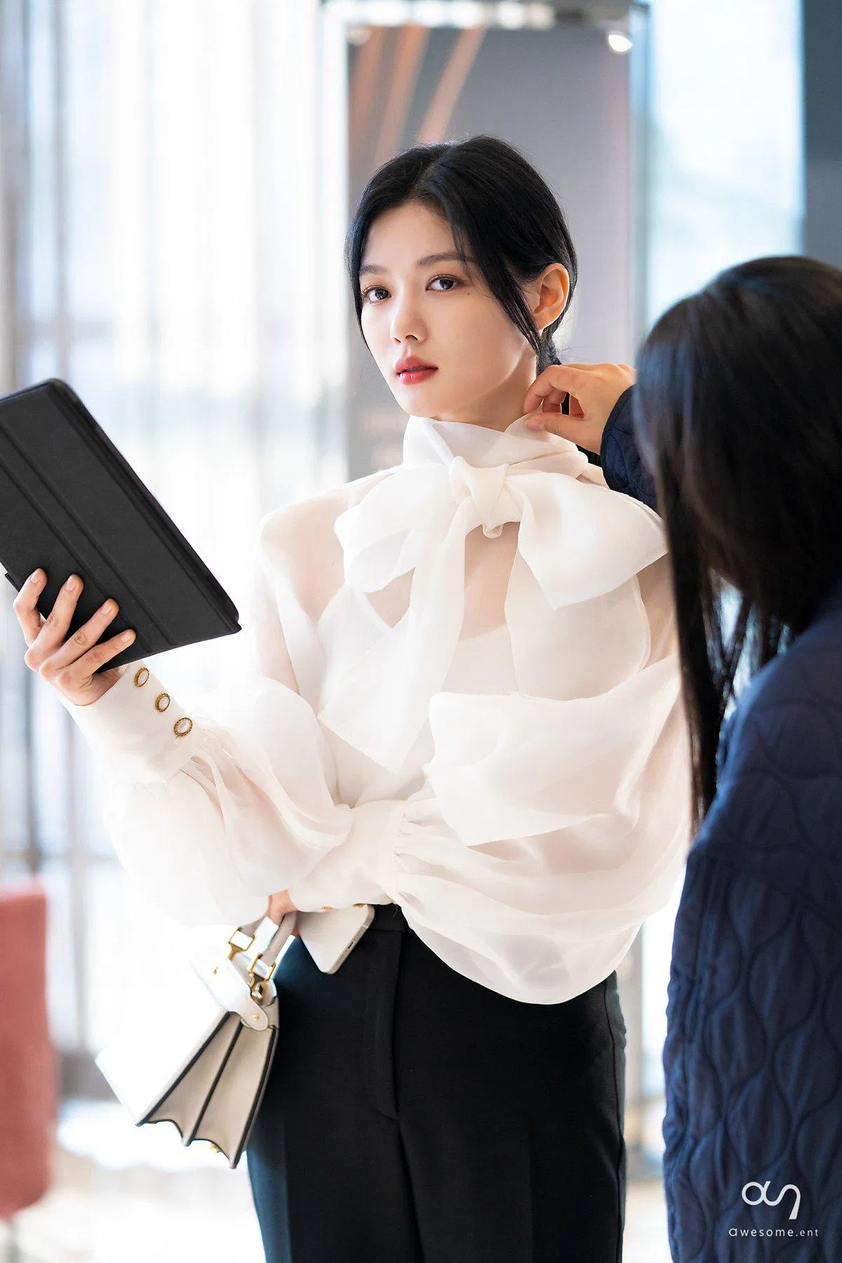 Dù mặc chung một kiểu áo nơ bản to song Kim Yoo Jung vẫn... (Ảnh: Internet)