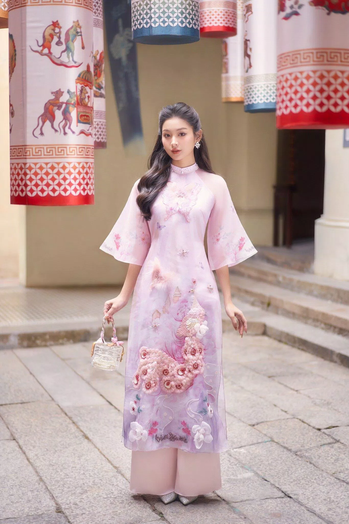 Áo dài được nổi bật lên nhờ những chi tiết tinh xảo ( Ảnh: Lan Khuê Design )