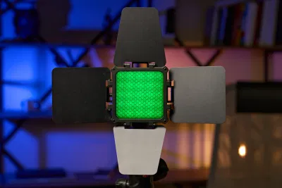 Zhiyun fiveray có thiết kế nhỏ gọn, dễ dàng bỏ túi (Ảnh: Internet)