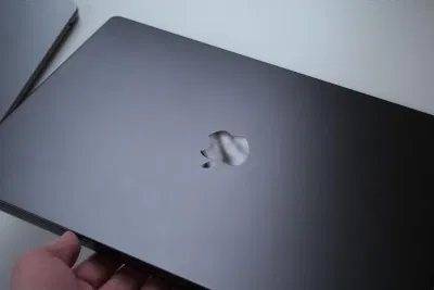 Lớp phủ màu Đen Không gian của MacBook Pro (Ảnh: Internet) Lớp phủ màu Đen Không gian của MacBook Pro (Ảnh: Internet)