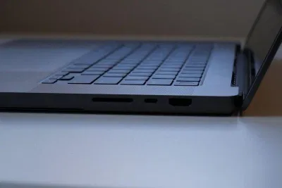 Các cổng bên phải của MacBook Pro 16 inch (Ảnh: Internet) Các cổng bên phải của MacBook Pro 16 inch (Ảnh: Internet)