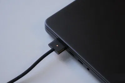 Sạc MagSafe được kết nối với MacBook Pro (Ảnh: Internet) Sạc MagSafe được kết nối với MacBook Pro (Ảnh: Internet)