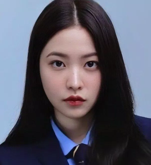 Là người được thêm vào Red Velvet sau khi nhóm đã debut chính vì vậy mà Yeri luôn nhận những lời công kích, tranh cãi