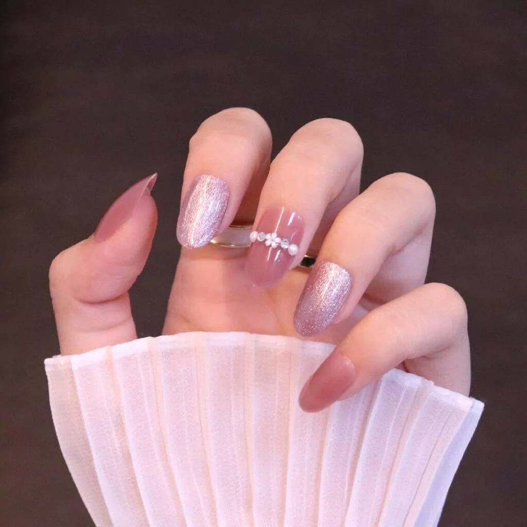 Mẫu nail 2025 đẹp rực rỡ đầy may mắn (Ảnh: Internet