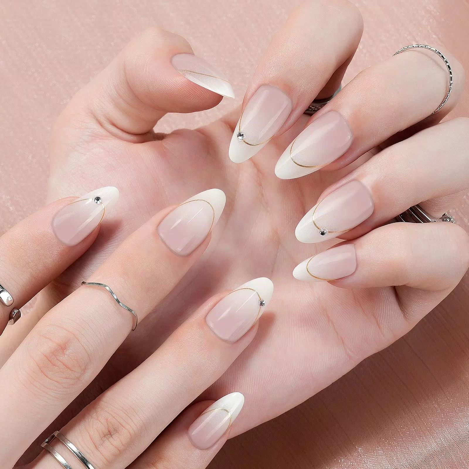 Mẫu nail 2025 đẹp rực rỡ đầy may mắn (Ảnh: Internet