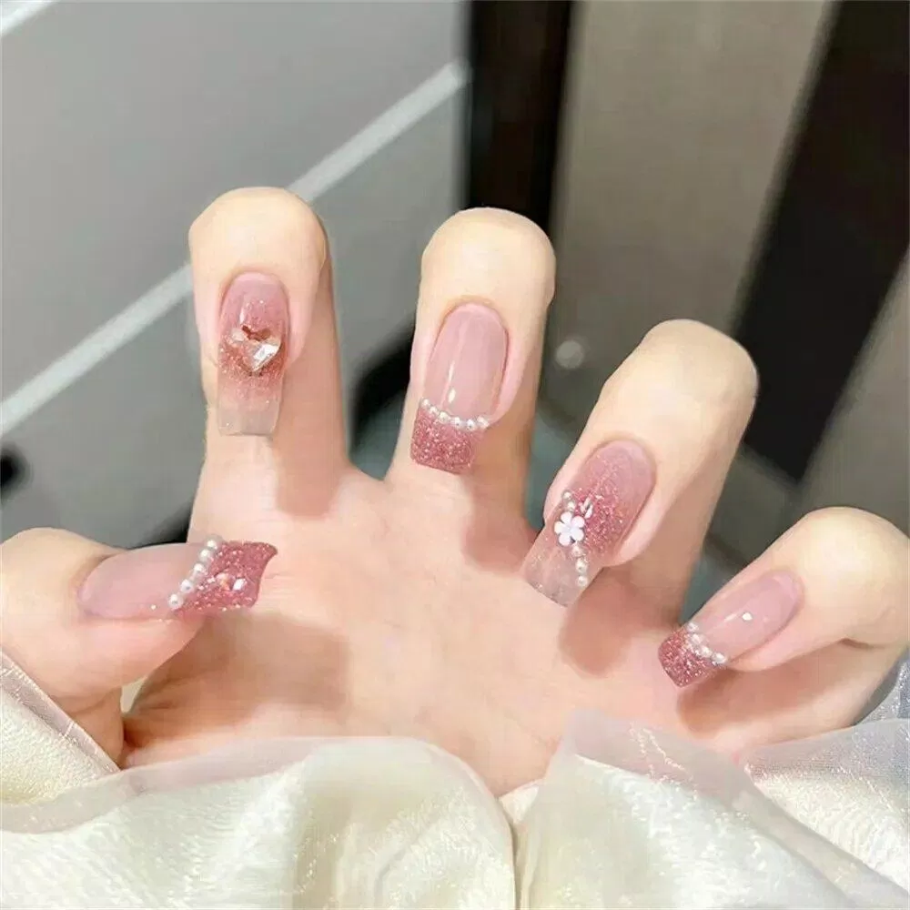 Mẫu nail 2025 đẹp thanh lịch (Ảnh: Internet)