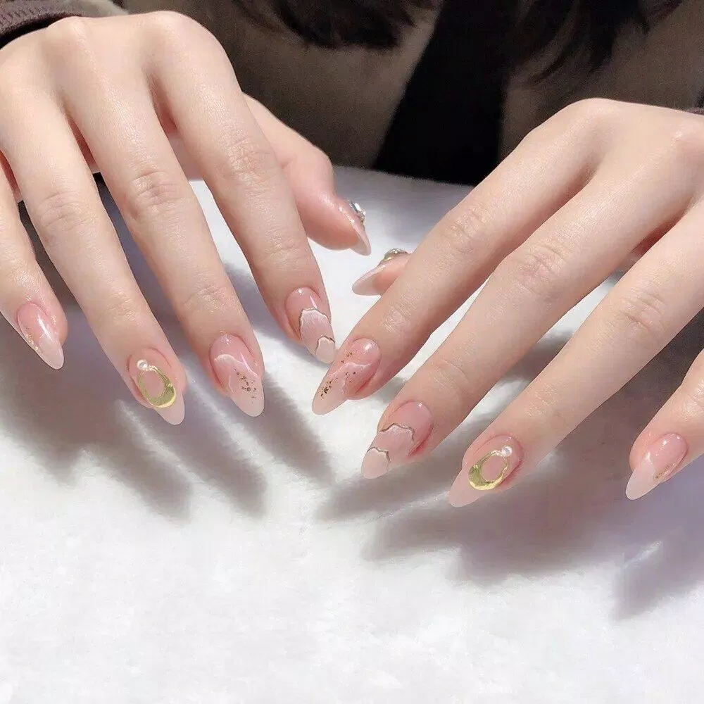 Mẫu nail 2025 đẹp rực rỡ đầy may mắn (Ảnh: Internet)