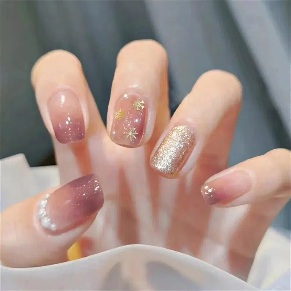 Mẫu nail 2025 đẹp rực rỡ đầy may mắn (Ảnh: Internet