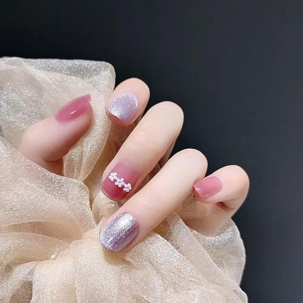 Mẫu nail 2025 đẹp rực rỡ đầy may mắn (Ảnh: Internet