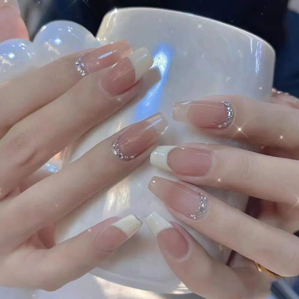 Mẫu nail 2025 đẹp rực rỡ đầy may mắn (Ảnh: Internet