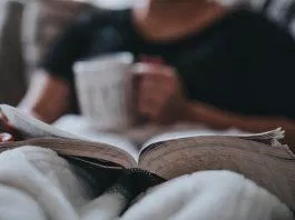 Dành thời gian cho các hoạt động mang lại cho bạn niềm vui, cho dù đó là đọc sách, tắm thư giãn hay tập yoga. (Nguồn: Internet)