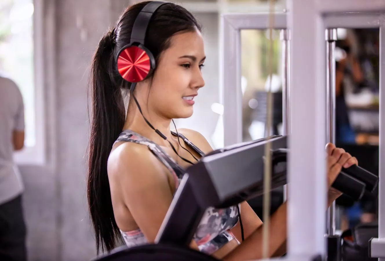 Bạn sẽ thấy thời gian trôi nhanh hơn khi vừa tập gym vừa nghe nhạc (Ảnh: Internet)