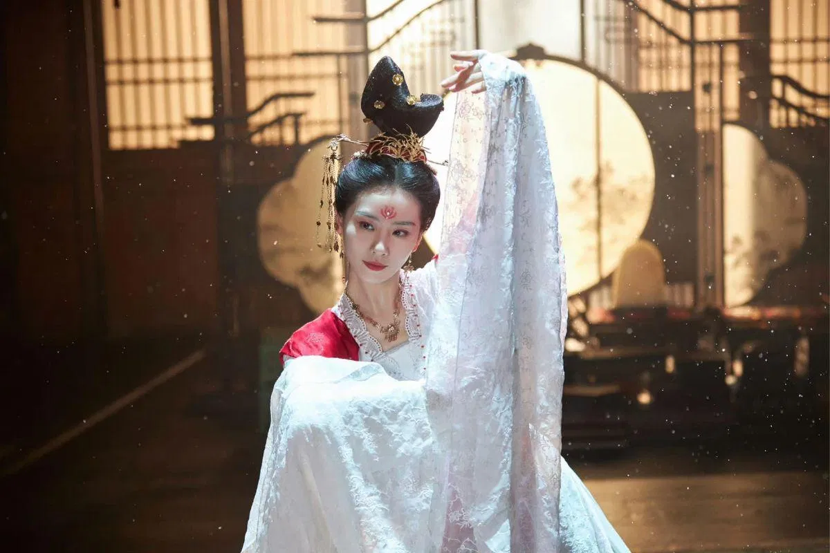 Lưu Thi Thi tái hiện lại điệu múa trong Bộ Bộ Kinh Tâm. (Ảnh: Internet)