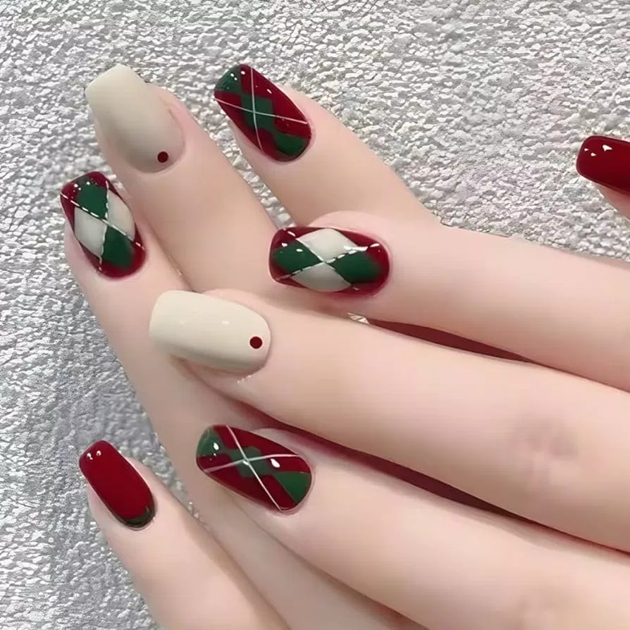 Mẫu nail Giáng Sinh màu đỏ rực rỡ (Ảnh: Internet)