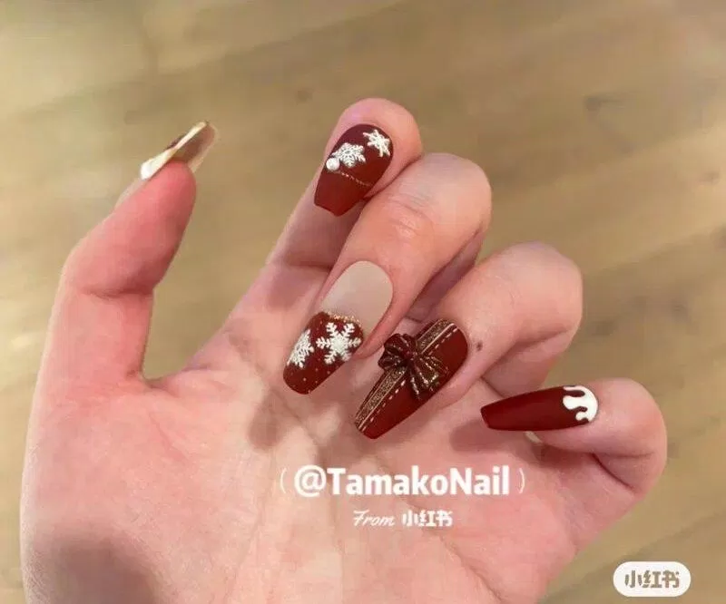 Mẫu nail Giáng Sinh màu đỏ rực rỡ (Ảnh: Internet)