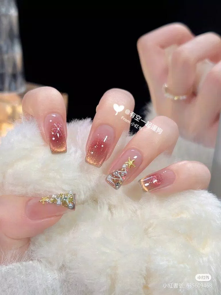 Mẫu nail Giáng Sinh mắt mèo hot trend (Ảnh: Internet)