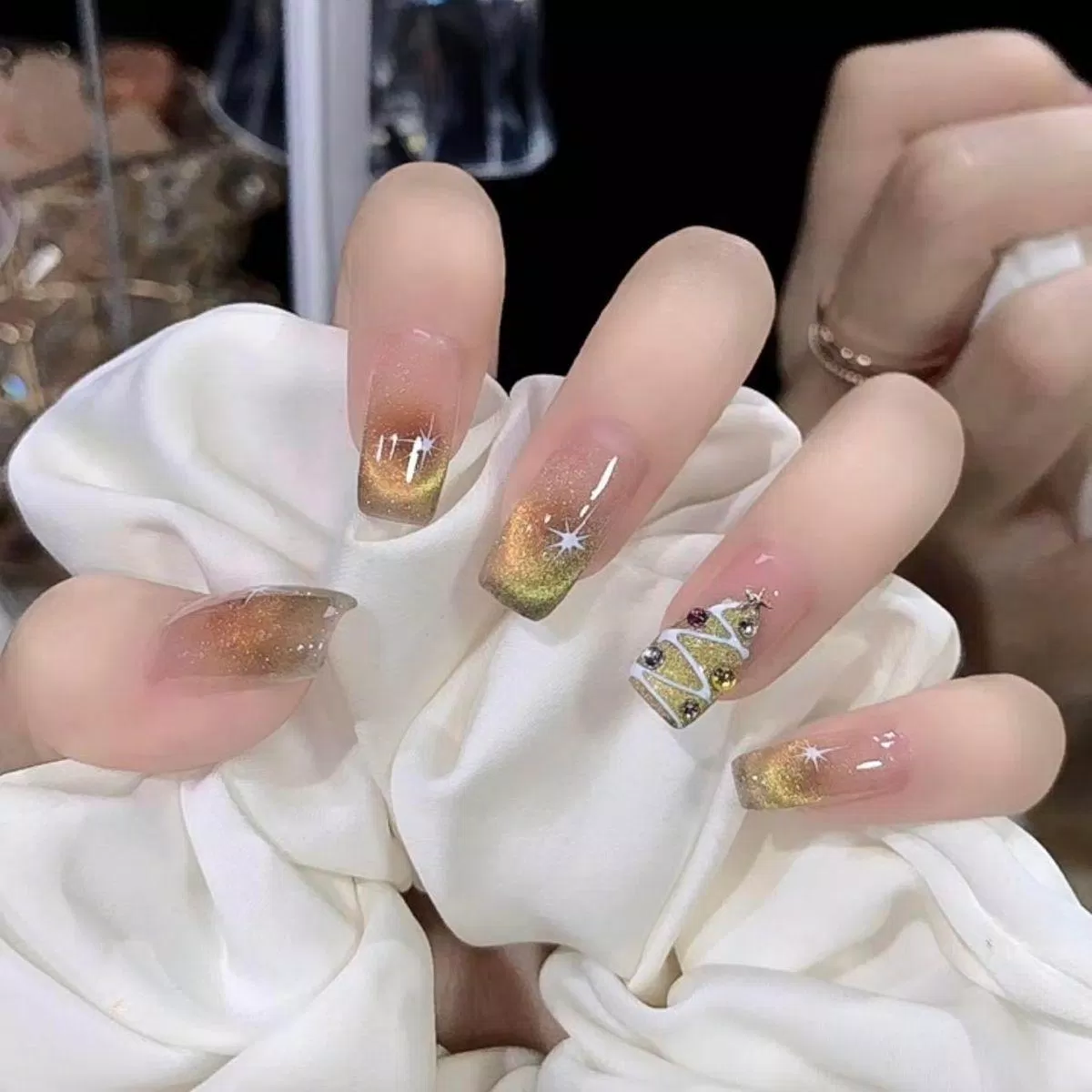 Mẫu nail Giáng Sinh mắt mèo hot trend (Ảnh: Internet)