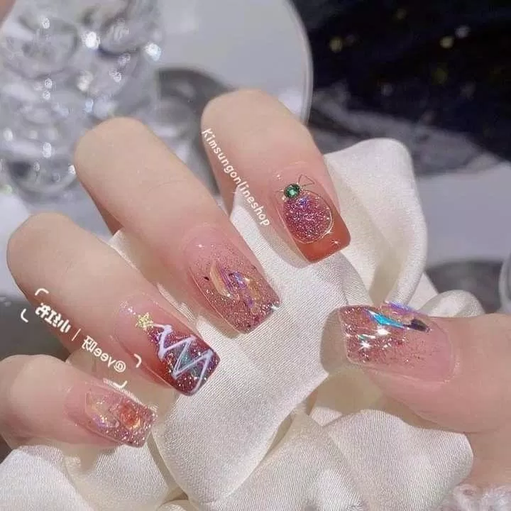 Mẫu nail Giáng Sinh mắt mèo hot trend (Ảnh: Internet)