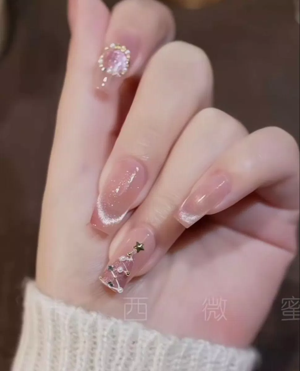 Mẫu nail Giáng Sinh mắt mèo hot trend (Ảnh: Internet)