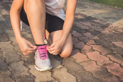 Hãy chắc chắn rằng bạn đang mang đôi giày thoải mái, phù hợp với dáng đi của bạn và có nhiều sự hỗ trợ. (Nguồn: Internet)
