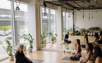 Học cách phân biệt giữa giáo viên yoga nổi tiếng trên mạng xã hội và giáo viên có kiến ​​thức sâu rộng. (Nguồn: Internet)