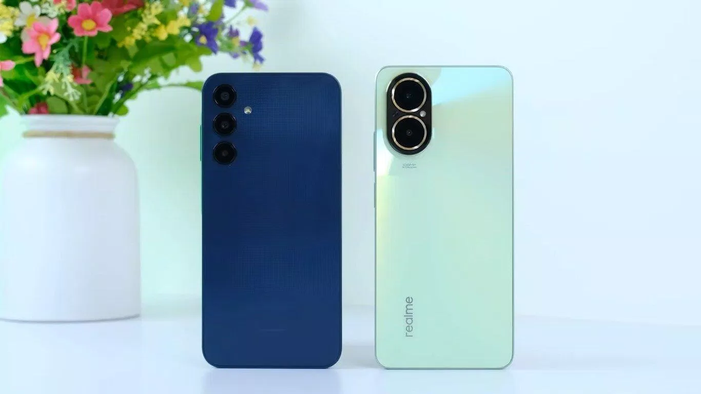 Galaxy A25 và realme C67 mặt sau (Ảnh: Internet)