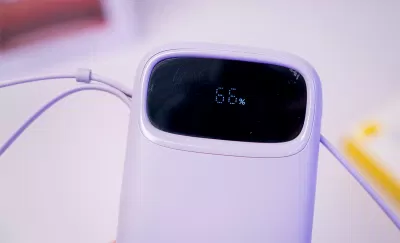 Mặt trước là một màu đen huyền bí hiển thị phần trăm pin (Ảnh: Internet)