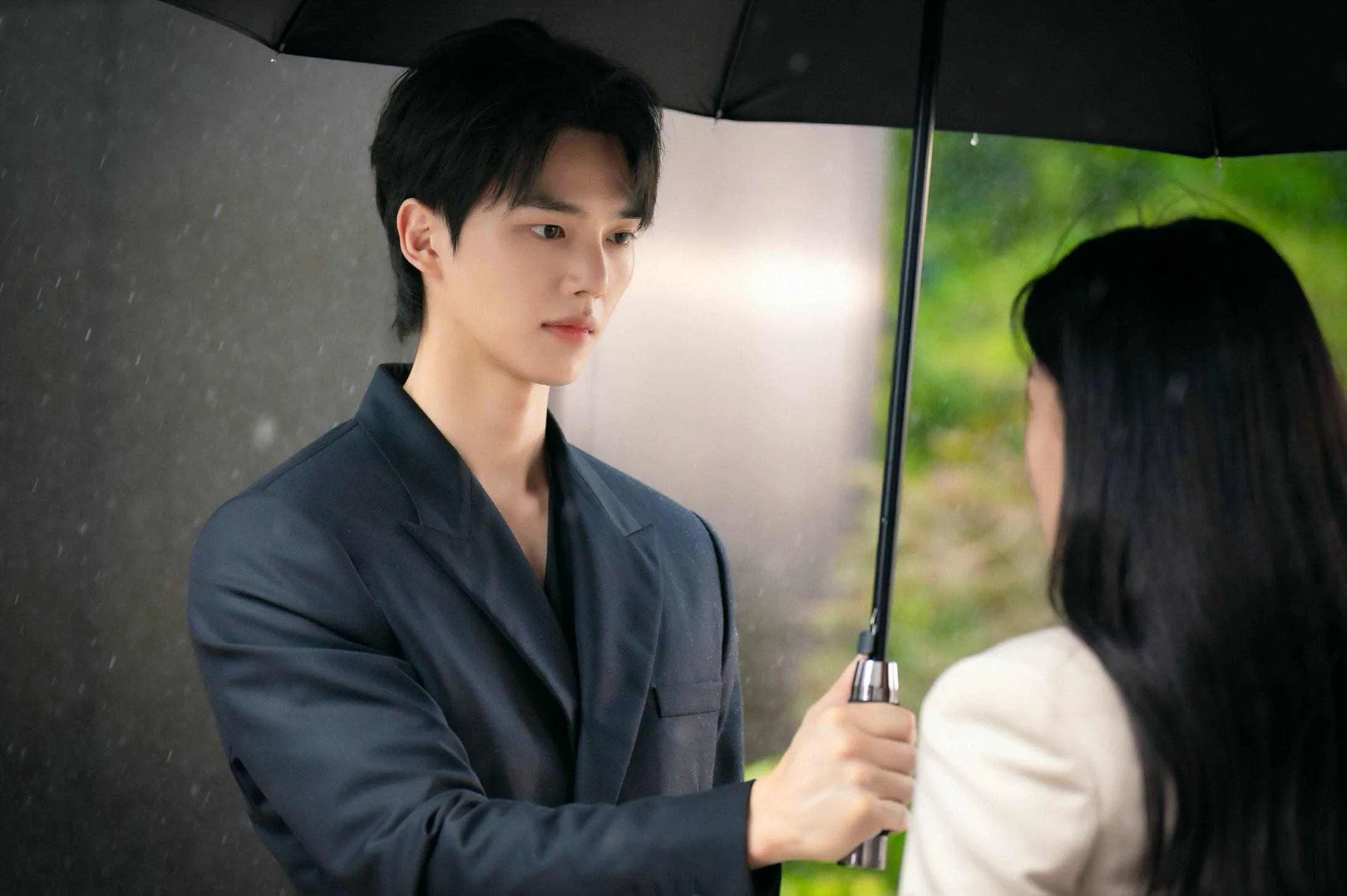 Vẻ đẹp của Song Kang được lên hotsearch của nhiều nền tảng mạng xã hội tại thị trường Trung Quốc.