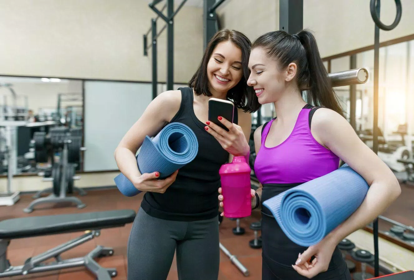 Tập gym cùng bạn bè giúp bạn tận hưởng khoảng thời gian đến phòng tập (Ảnh: Internet)