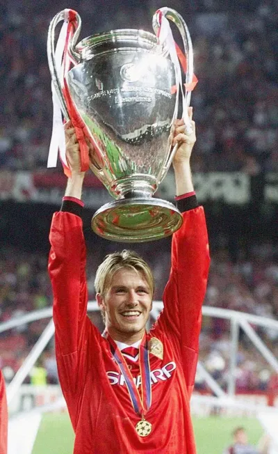 Hình ảnh nâng cúp của David Beckham trong màu áo MU (ảnh: Internet) Hình ảnh nâng cúp của David Beckham trong màu áo MU (ảnh: Internet)