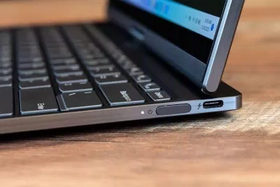 Nút nguồn và cổng sạc USB C của ThinkBook Plus Gen 4 (Ảnh: Internet) Nút nguồn và cổng sạc USB C của ThinkBook Plus Gen 4 (Ảnh: Internet)